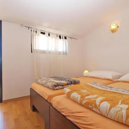 Puntizela 727 * Пула