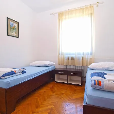 Puntizela 727 * Пула