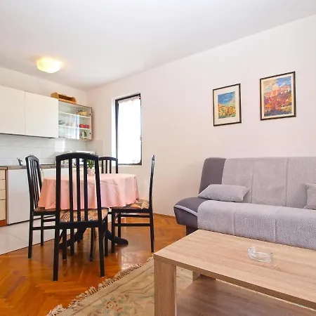 Puntizela 727 아파트 풀라